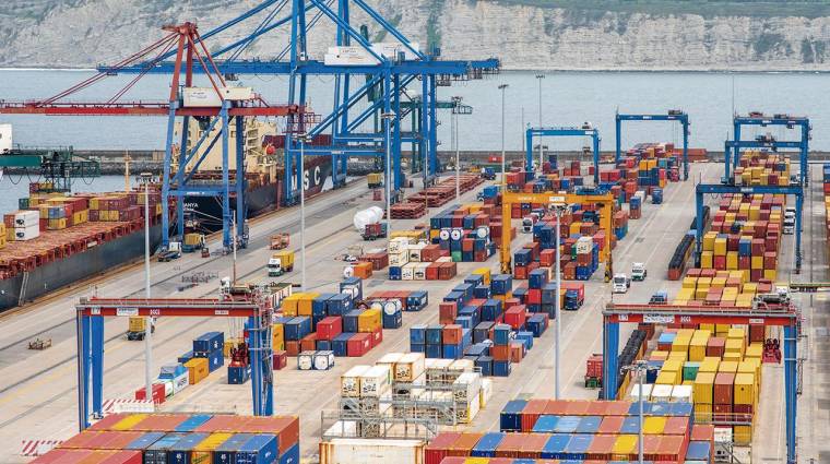 La crisis del Mar Rojo ha llevado a un incremento de doble dígito del tráfico de contenedores en los enclaves españoles.