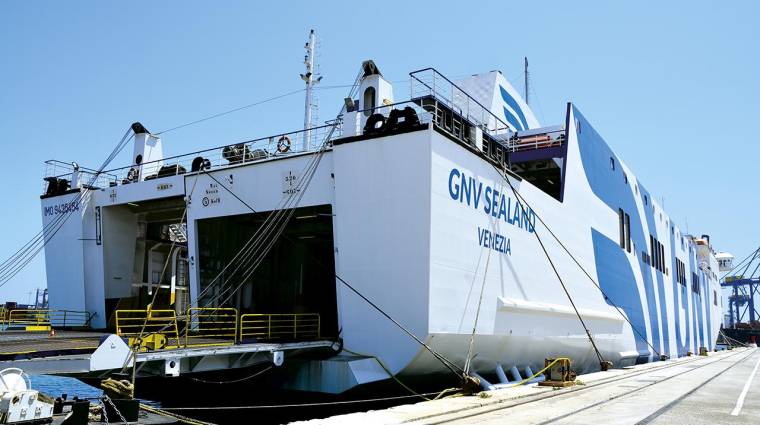Uno de los buques que presta el servicio de GNV entre los puertos de Valencia y Palma de Mallorca. Foto R. T.