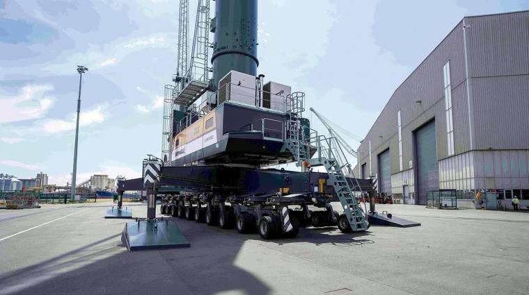 La grúa portuaria móvil LHM 550 cuenta con un alcance de 54 metros y una capacidad de elevación de 104 toneladas.