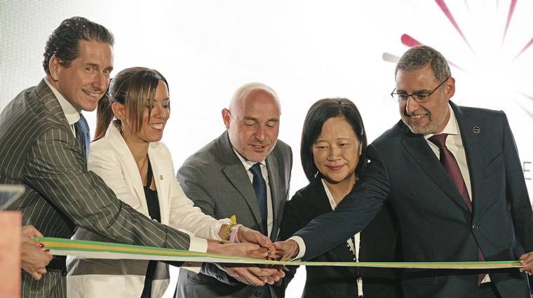 Un momento de la inauguración oficial de las nuevas instalaciones de Toyota Material Handling España.