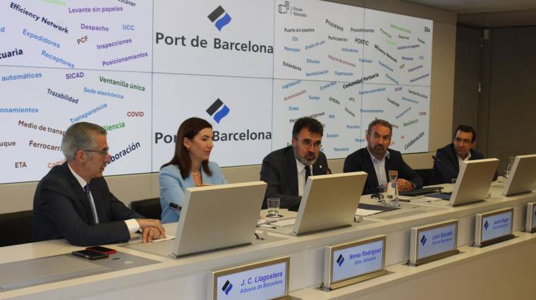 José Carlos Llagostera, administrador de la Aduana de Barcelona y presidente del Fòrum Telemàtic; Nerea Rodríguez, directora del Departamento de Aduanas e IIEE, Nerea Rodríguez; Lluís Salvadó, presidente de la Autoridad Portuaria de Barcelona; Jaume Bagot, coordinador del Fòrum Telemàtic; y Lluís Vera, CEO de Ackcent. Foto M.V.