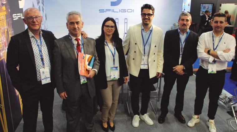 Desde la izquierda: Alessandro Sfiligoi, CEO de Sfiligoi; Jon Pastrana, CEO de Debusman; Caterina Genovese, de Sfiligoi; Davide Sfiligoi, de Sfiligoi; Roberto Bartolomé, de UniportBilbao; Andrea Mandaio, de Sfiligoi. Foto J.P.