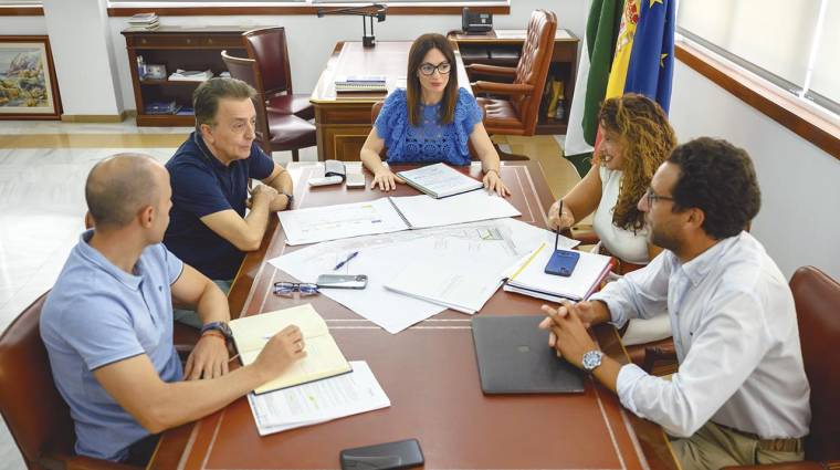 Reunión de trabajo de la presidenta de la APA, Rosario Soto (en el centro), con las áreas de Planificación, Explotación y Desarrollo y el departamento jurídico.