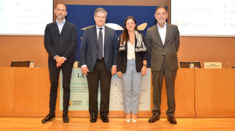 Salvador Furió, subdirector general de la Fundación Valenciaport; Bartolomé Borrego, vocal adscrito a la Delegación Especial de la Agencia Estatal de la Administración Tributaria en Andalucía, Ceuta y Melilla; María José Palau, administradora de la Aduana de Valencia; y Emilio Guardiola, presidente del COACAV. Foto R. T.