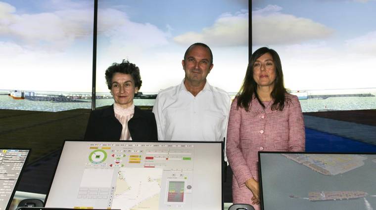 Mar Chao, presidenta de la Autoridad Portuaria de Valencia, Javier Félix, presidente de la Corporación de Prácticos de Valencia y la capitana marítima de Valencia, Elena Delgado, en uno de los módulos del simulador. Foto: J.C.P.