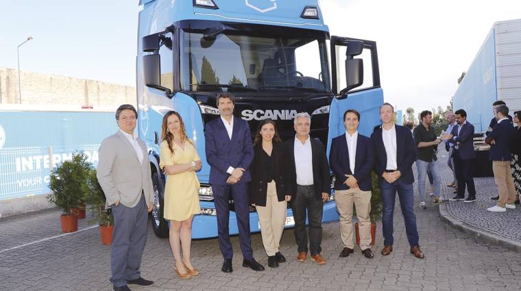 Scania ha entregado el primer vehículo con batería eléctrica al transportista KLOG para electrificar la ruta de mercancías desde la fábrica de Ikea en Paços de Ferreira hasta el puerto de Oporto, en Leixoes.