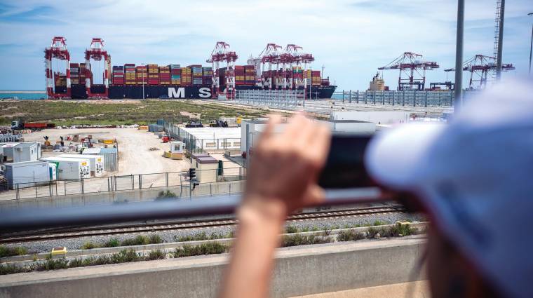 Los visitantes al Puerto de Barcelona no se perdieron ningún detalle de las operaciones que se llevan a cabo en el recinto.