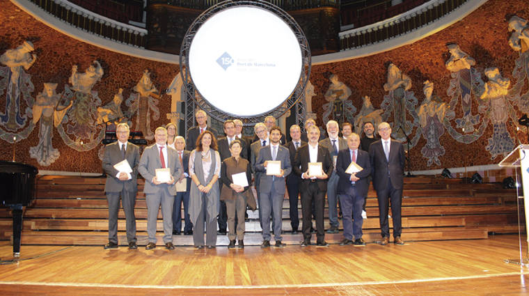 Galardonados con la placa conmemorativa que libr&oacute; el Puerto de Barcelona en reconocimiento a su labor en el desarrollo del las instalaciones portuarias. Foto J.C.Sarmentero.