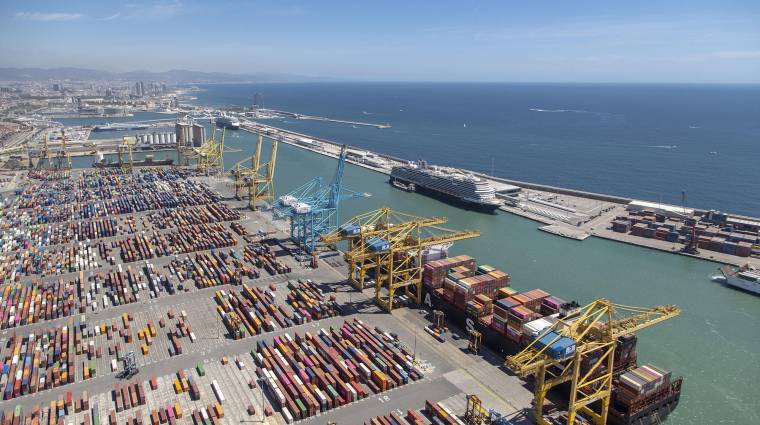 El transbordo de contenedores ha aumentado un 45% este año en el Puerto de Barcelona.