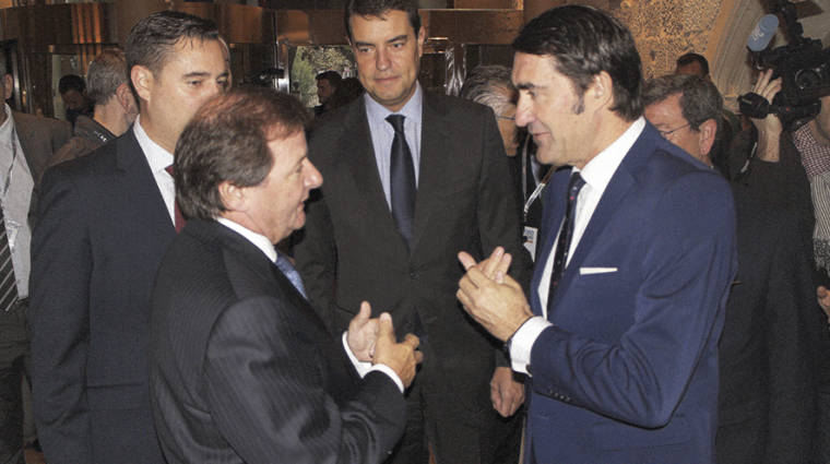 El consejero de Fomento y Medio Ambiente de la Junta de Castilla y Le&oacute;n, Juan Carlos Su&aacute;rez-Qui&ntilde;ones (derecha), saluda al presidente del Consejo General de Colegios de Agentes de Aduanas de Espa&ntilde;a, Antonio Llobet, en presencia del alcalde de Burgos, Daniel de la Rosa (detr&aacute;s, izquierda) y del consejero de Presidencia de la Junta de Castilla y Le&oacute;n, &Aacute;ngel Ib&aacute;&ntilde;ez. Foto J.P.