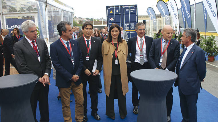 Jos&eacute; Mar&iacute;a Fuentes-Pila, candidato del PRC a la alcald&iacute;a de Santander; Francisco Mart&iacute;n, consejero de Industria, Innovaci&oacute;n, Comercio y Turismo de Cantabria; Jaime Gonz&aacute;lez, presidente de la Autoridad Portuaria de Santander; Gema Igual, alcaldesa de Santander; Christian Cigrang, CEO de CLdN; Miguel &Aacute;ngel Revilla, presidente de Cantabria. Foto J.P.