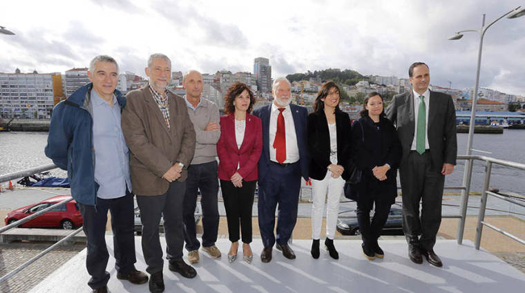 El presidente de la Autoridad Portuaria de Vigo, Enrique L&oacute;pez Veiga (cuarto por la derecha) y la conselleira de Medioambiente, Territorio y Vivienda de la Xunta, &Aacute;ngeles V&aacute;zquez (tercera por la derecha), durante la presentaci&oacute;n.