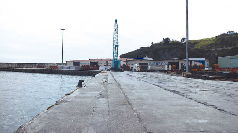 El Puerto de Bermeo acoge un tr&aacute;fico de algo m&aacute;s de 300.000 toneladas de mercanc&iacute;as diversas al a&ntilde;o. Foto J.P.