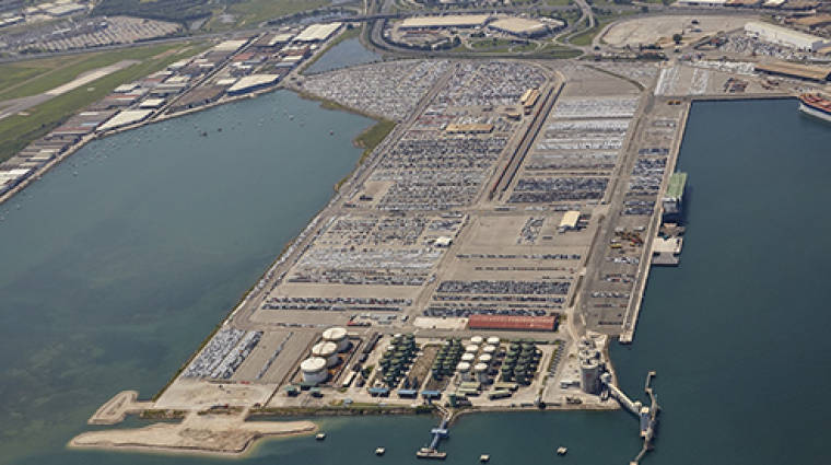 La terminal de autom&oacute;viles del Puerto de Santander cuenta con m&aacute;s de 600.000 metros cuadrados dedicados al tr&aacute;nsito y almacenaje de veh&iacute;culos.