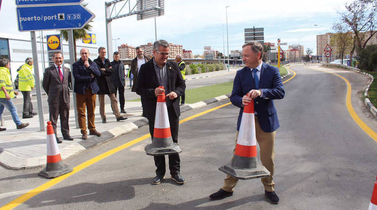 Juan Carlos Moragues, delegado del Gobierno en la Comunitat Valenciana, en la calzada lateral de la V-30 en Xirivella abierta al tr&aacute;fico el viernes.