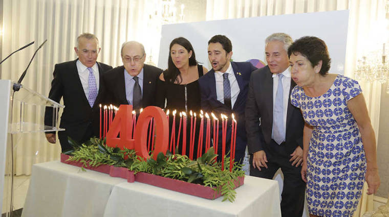 Ces&aacute;reo Fern&aacute;ndez (Secretario general FETEIA), Manuel M. Vicens (secretario general y asesor FETEIA), Blanca Guitart (directora FETEIA), Dami&agrave; Calvet (Conseller de Territori i Sostenibilitat de la Generalitat de Catalunya) , Enric Tic&oacute; (presidente de FETEIA) y &Aacute;ngels Figueroa (exdirectora de FETEIA) fueron protagonistas en la celebraci&oacute;n del 40 aniversario de la Federaci&oacute;n. Foto JJM.