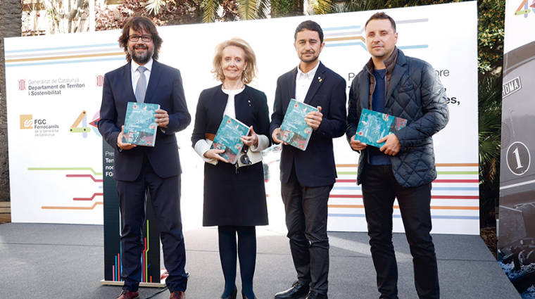 Ricard Font, presidente de FGC; Mari&agrave;ngela Vilallonga, consellera de Cultura de Catalunya; Dami&agrave; Calvet, conseller de Territorio y Sostenibilidad, y el editor Ricard Planas, en la presentaci&oacute;n del libro conmemorativo de los 50 a&ntilde;os de FGC, celebrada la semana pasada en el Palau Robert de Barcelona.