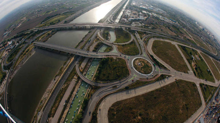 La autov&iacute;a V-30 discurre en paralelo al nuevo cauce el r&iacute;o Turia en Valencia y es el &uacute;nico acceso por el sur al Puerto de Valencia para los veh&iacute;culos pesados.