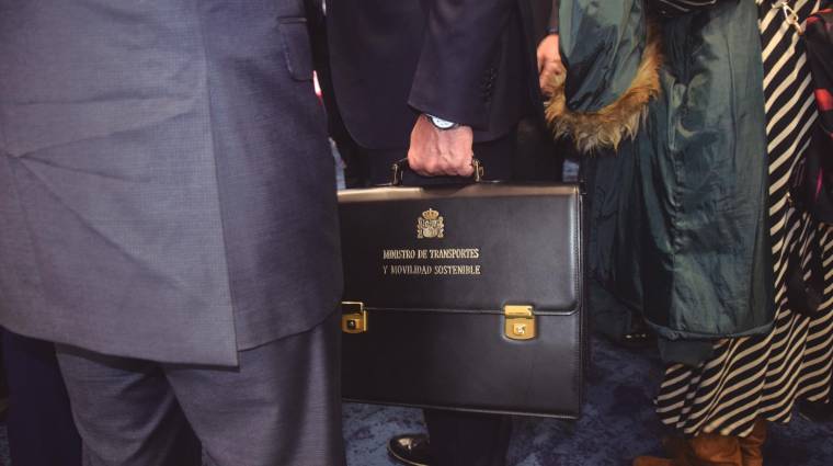 Detalle del Ministro Óscar Puente con su nuevo maletín