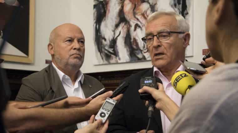 Francisco Lorente y Joan Rib&oacute; atendiendo a los medios de comunicaci&oacute;n esta misma ma&ntilde;ana. Foto Alba Prado.