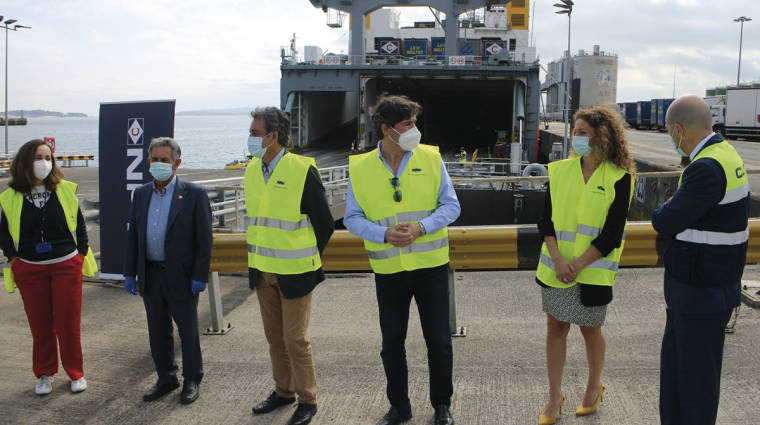 Desde la izquierda: Cristina L&oacute;pez, directora de la AP de Santander; Miguel &Aacute;ngel Revilla, presidente de Cantabria; Francisco Mart&iacute;n, vicepresidente de la AP de Santander; Jaime Gonz&aacute;lez, presidente de la AP de Santander; Ainoa Qui&ntilde;ones, delegada del Gobierno en Cantabria; Pablo Pell&oacute;n, delegado de CLdN en Santander. Foto J.P.