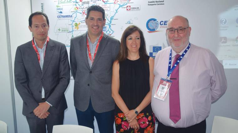 De derecha a izquierda Ramón Vázquez, presidente de ACTE; Laura Paredes, directora general de Transportes de Castilla y León; Francisco Jiménez, presidente de Cylog; y Juan Carlos Martín de Pedro, nuevo gerente del Centro de Transportes de Burgos. Foto M.J.