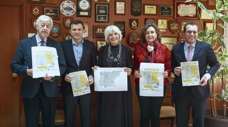 Ángel Juan, presidente de la Cámara de Comercio; Bruno García, alcalde de Cádiz; Teófila Martínez, presidenta de la Autoridad Portuaria de la Bahía de Cádiz; Carmen Romero, secretaria general de la Confederación de Empresarios de Cádiz y Bernardino Copano, presidente de Apemar.