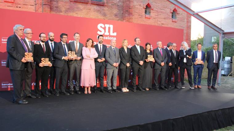 Los ganadores de los Premios SIL 2024 junto a las autoridades presentes en la Nit de la Logística.