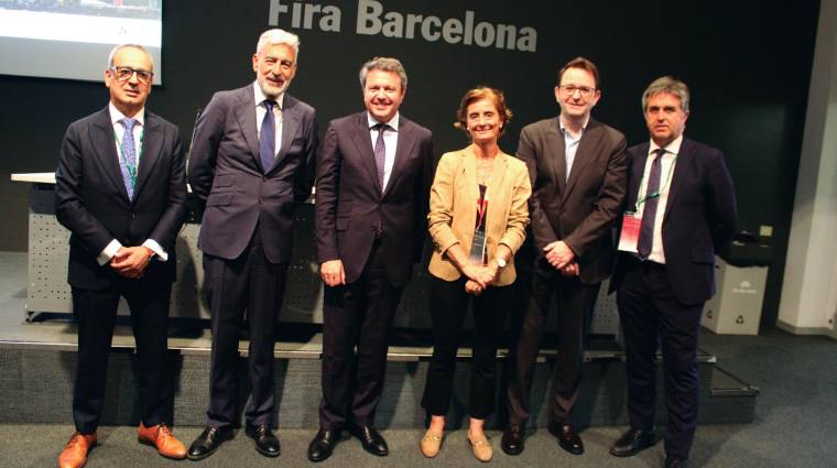 De izquierda a derecha: Luis Vicente Moreno Espí, director de Servicios Logísticos de Adif; Juan Diego Pedrero, presidente de la Asociación de Empresas Ferroviarias Privadas; José Antonio Santano, secretario de Estado de Transportes y Movilidad Sostenibles, Nuria Lacaci, secretaria general de ACE; Javier Jaso, Responsable de Transporte en AECOC y Javier García Fortea, subdirector comercial de Adif. Foto C.C.