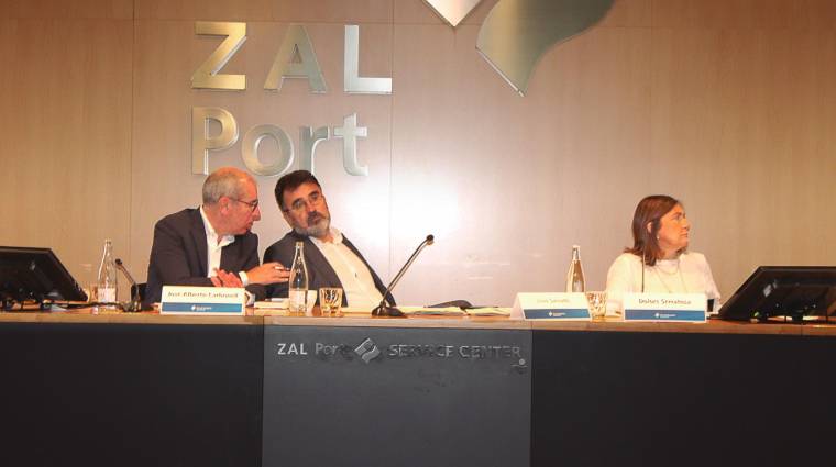 Desde la izquierda: José Alberto Carbonell, director general de Port de Barcelona, Lluís Salvadó, presidente de la AP de Barcelona y Dolors Serratosa, secretaria del Consell Rector para la promoción de la Comunidad Portuaria. Foto C.C.