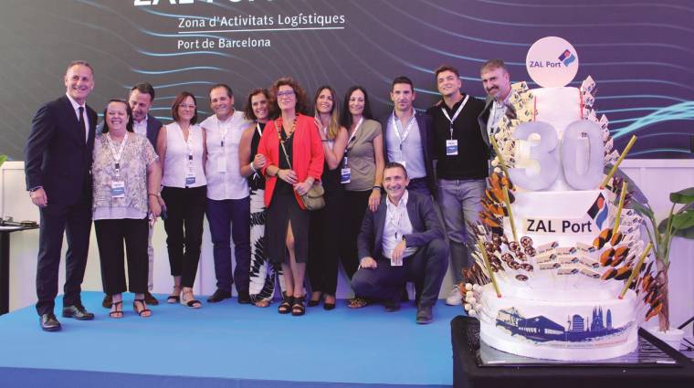 El director general de Cilsa, Jordi Guerrero (a la izquierda de la imagen), junto a los trabajadores del organismo y el pastel commemorativo del 30 aniversario. Foto M.V.