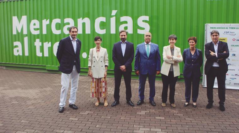 Desde la izquierda: Andrés Arribas, gerente de FAPROVE; Ainara González, responsable de Política Comercial e Institucionales de Mafex; Samuel Nevado, director de Transporte del Grupo Transfesa Logistics; Jaber Bringas. presidente de UniportBilbao; Inmaculada Ugarteche, directora de UniportBilbao; Amaia Sarasola, jefa de División de Marketing y Comercial de la AP de Bilbao; Jaime González, director de Desarrollo de Negocio y Estrategia Sur de la UE de Ewals Cargo Care. Foto J.P.