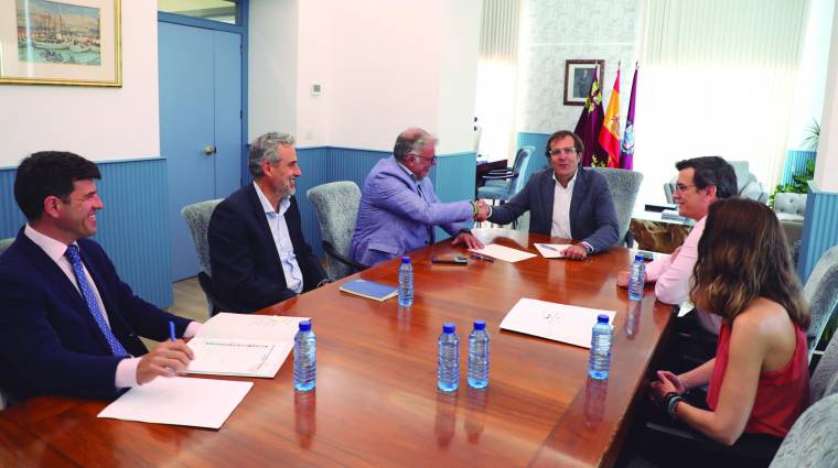 La adhesión tuvo lugar en la sede la Autoridad Portuaria, con la firma del vicepresidente de la APC, Pedro Pablo Hernández, y el presidente de SAES, José Javier Mármol.