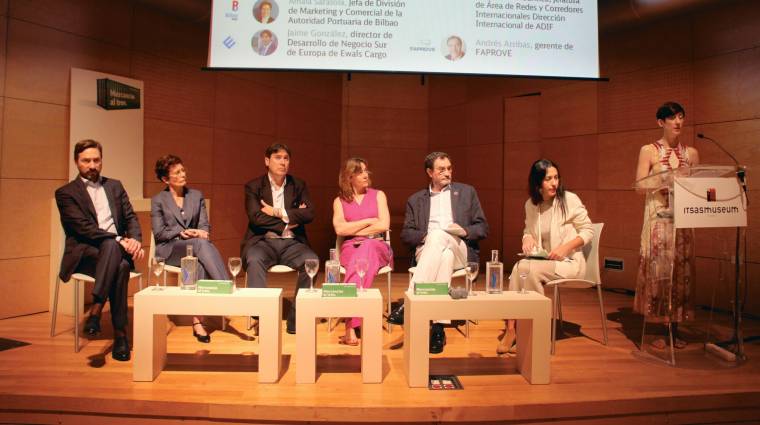 Desde la izquierda: Samuel Nevado, director de Transporte del Grupo Transfesa Logistics; Amaia Sarasola, jefa de División de Marketing y Comercial de la Autoridad Portuaria de Bilbao; Jaime González, director de Desarrollo de Negocio y Estrategia en el Sur de la UE de Ewals Cargo Care; María Álvarez, subdirectora del Corredor Ferroviario de Mercancías Atlántico. Jefatura de Área de redes y Corredores Internacionales. Dirección Internacional de Adif; Andrés Arribas, gerente de FAPROVE; Begoña Romero, gerente de Comunicación y Marketing de Transfesa Logistics; Ainara González, responsable de Política Comercial y Relaciones Institucionales de MAFEX. Foto J.P.