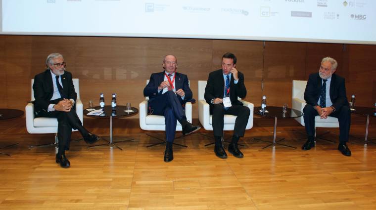 El Congreso de Ingeniería Naval clausuró su 62 edición en Bilbao con gran éxito de participación. Desde la izquierda: Diego Fernández, presidente de la Asociación de Ingenieros Navales y Oceánicos de España; Ricardo Barkala, presidente de la Autoridad Portuaria de Bilbao; Ricardo Domínguez, presidente de Navantia; José Ignacio Zudaire, adjunto al CEO de Petronor y presidente de Cámarabllbao. Foto J.P.