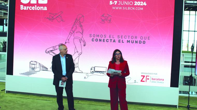 Pere Navarro, delegado especial del Estado en el CZFB, junto con Blanca Sorigué, directora general del CZFB, en el acto de presentación del SIL en el recinto del DFactory. Foto C.C.