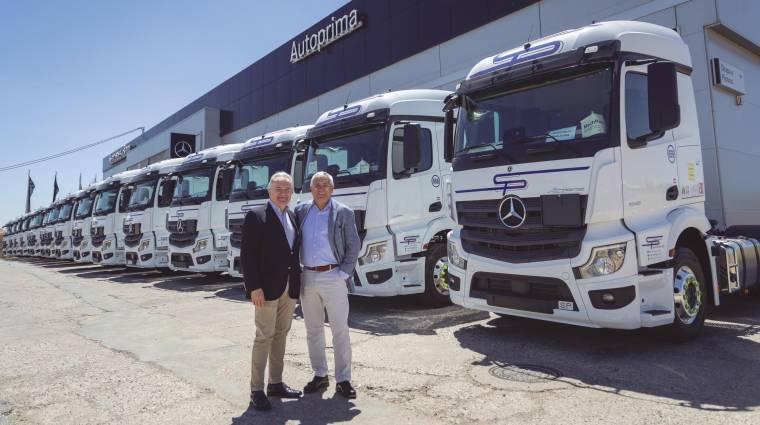 Santiago Peñaranda, presidente ejecutivo de Santiago Peñaranda S.L., junto a José Andrés Monedero, CEO de Autoprima, en un momento de la entrega de las primeras 30 tractoras Mercedes-Benz que ya se han sumado a la flota de la empresa transportista.