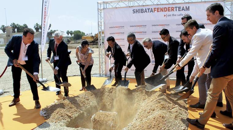 Autoridades y miembros de la compañía colocan la primera piedra de la nueva fábrica. Foto J.C.P.
