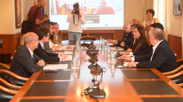 La Comisión Coruña Marítima ha celebrado este lunes su primera reunión, presidida por la alcaldesa de A Coruña, Inés Rey, en la sede de la Autoridad Portuaria.