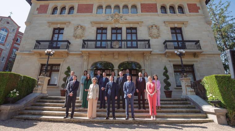 El Lehendakari del Gobierno Vasco, Imanol Pradales (en el centro), posa en Ajuria-Enea con los 15 consejeros y consejeras que forman parte de su equipo de gobierno en esta XIII Legislatura.