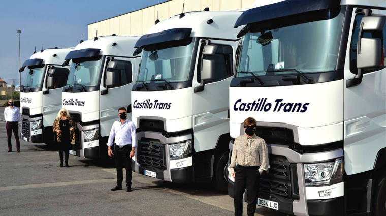 Responsables de Castillo Trans y Renault Trucks en la primera entrega de veh&iacute;culos.