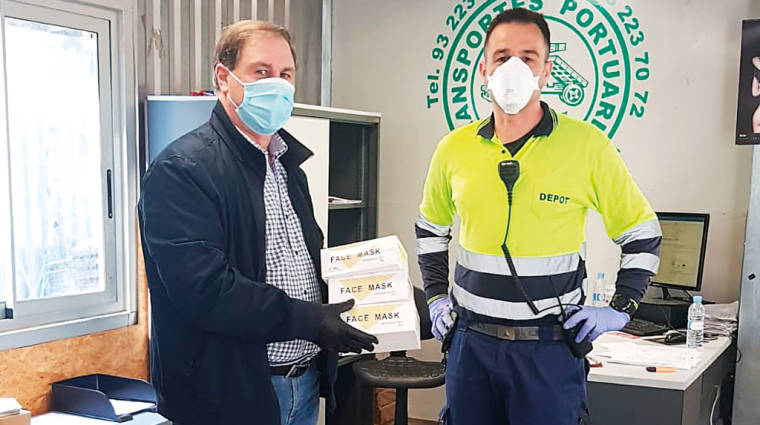 Antonio Jim&eacute;nez, de ATEC, repartiendo las mascarillas donadas por BEST a las empresas de transporte.