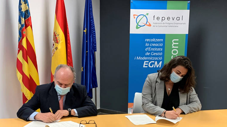 Santiago Salvador, presidente de FEPEVAL, y Cristina Morante, gerente de Generaci&oacute;n Distribuida de la Divisi&oacute;n de Energ&iacute;a de ACCIONA.