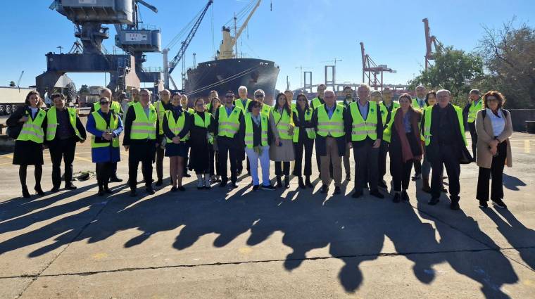 Más de 50 representantes del sector ferroviario visitaron el puerto sevillano.