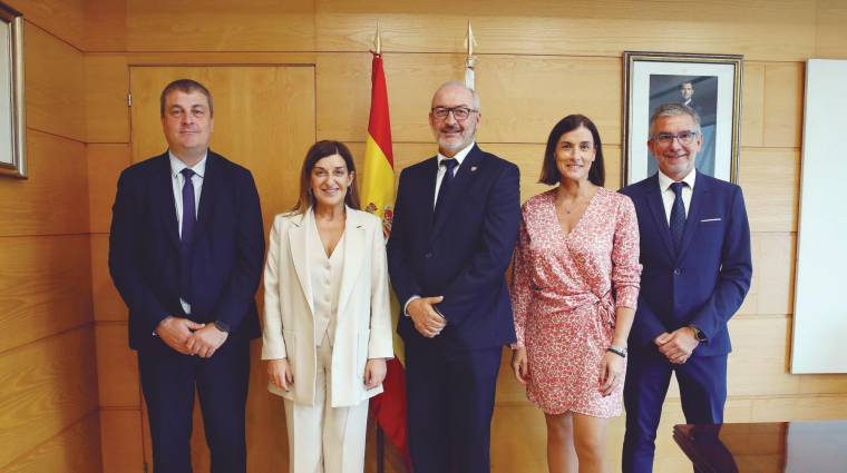 De izq. a dcha.: Roberto Castilla, director de Brittany Ferries en España; María José Sáenz de Buruaga,presidenta de Cantabria; Christophe Mathieu, CEO de Brittany Ferries; Gema Igual, alcaldesa de Santander; César Díaz, presidente de la Autoridad Portuaria de Santander.