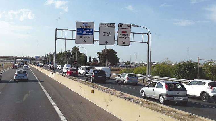 La V-30 es la carretera de acceso al Puerto de Valencia.