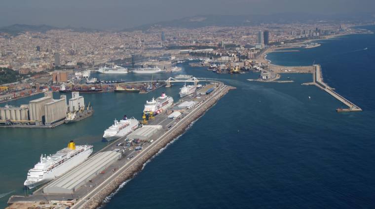 La ordenanza establece los condicionantes bajo los que los barcos pueden realizar determinadas operativas en el puerto.