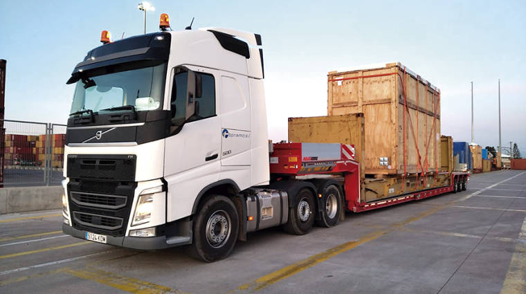 La nueva g&oacute;ndola rebajada con la cabeza tractora de Volvo adquirida por Transportes Toramo.