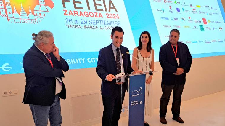 Desde la izquierda: Enric Ticó, presidente de FETEIA; Ismael de Marcos, presidente de ATEIA Aragón; Nerea Rodríguez, directora del Departamento de Aduanas e Impuestos Especiales; Jaime Luezas, jefe de Área de Servicios a la Comunidad Portuaria de Puertos del Estado. Foto J.P.