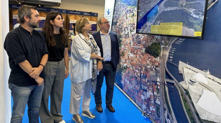 .De izquierda a derecha aparecen: Manuel Campa Menéndez (concejal de Desarrollo Urbano y Económico), Raquel Ruiz López (concejala de Turismo), Mariví Monteserín Rodríguez (alcaldesa de Avilés) y Santiago Rodríguez Vega (presidente de la Autoridad Portuaria de Avilés).